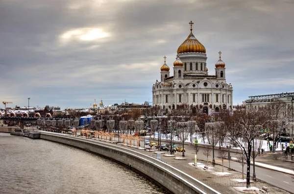 这张赫伯特博士的照片展示了基督救世主座堂在乌云密布的天空中的情景 这个东正教教堂被认为是俄罗斯的主要教堂 位于莫斯科市中心 — 图库照片
