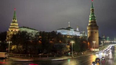 Moskova 'nın gece ışıkları özellikle Kremlin' in arka planında etkileyici görünüyor. Bu zaman çizelgesi büyük bir şehrin gece trafiğini gösteriyor..