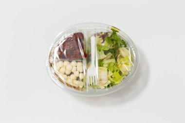 Daha az plastik kullan! Plastik ambalajdaki yiyecekler beyaz zeminde izole edilmiş. Gıda endüstrisi tarafından yapılan çevre kirliliğinin sembolü