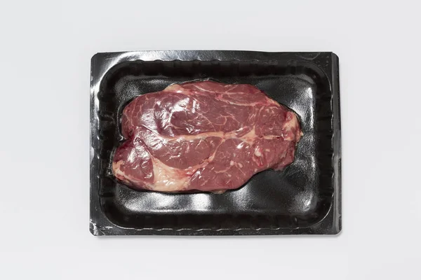 Schwarze Plastikverpackung Mit Frischem Rindersteak Isoliert Auf Weißem Hintergrund Rohes — Stockfoto