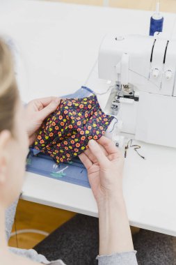 Covid-19 salgını sırasında profesyonel yüz maskeleri için bir dağıtım darboğazı nedeniyle birçok insan evde yüz maskesi üretimi organize etmeye başladı..