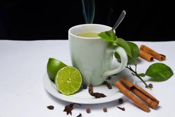 Чашка Лимонного Чая Корицей Специями — стоковое фото