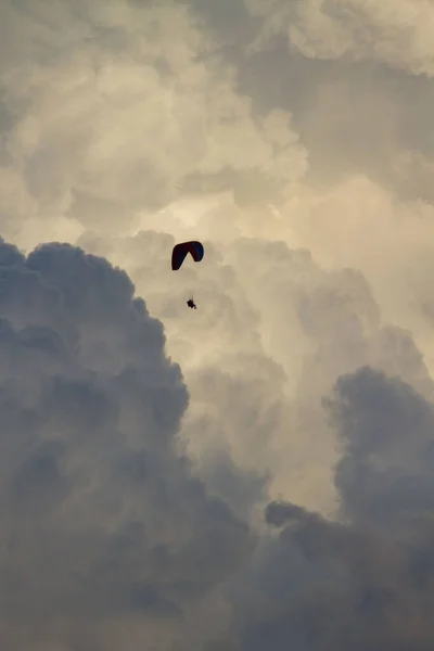 Paralotniarstwo w chmurze cumulus nimbus — Zdjęcie stockowe