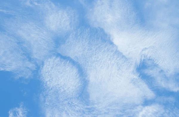 Weiße Cirrus-Kumuluswolken — Stockfoto