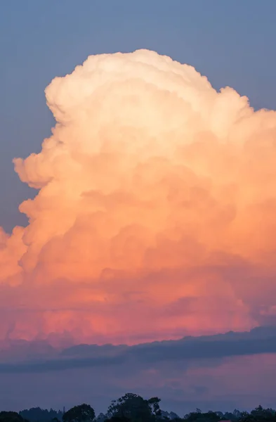 黄色オレンジ積雲ニンバス雲の空の風景 ロイヤリティフリーのストック画像