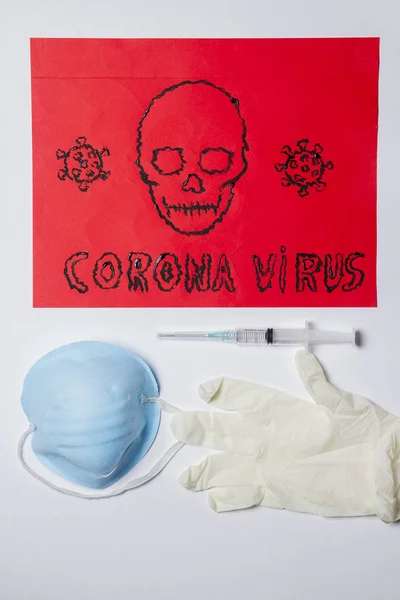 Символ коронавируса и хирургическая маска и шприц. — стоковое фото