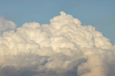 Kümülonimbus güçlü bulutlar yağmur fırtınası ve fırtına beyaz bulutlar