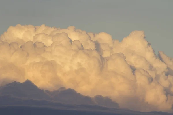 積乱雲強力な雲嵐と雷雨白い雲 — ストック写真