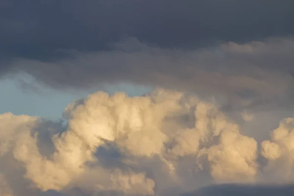 Cumulonimbus starke Wolken Regensturm und Gewitter weiße Wolken — Stockfoto