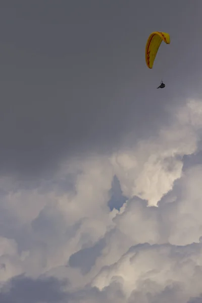 Cumulonimbus krachtige wolken regenbui en onweer witte wolken paraglider — Stockfoto