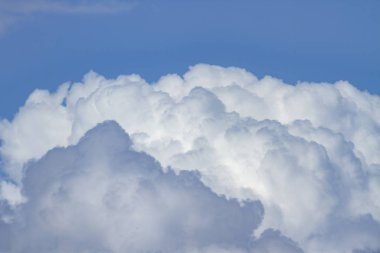 Kümülonimbus güçlü bulutlar yağmur fırtınası ve fırtına beyaz bulutlar
