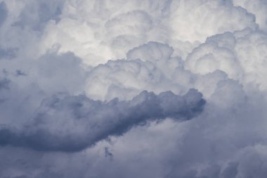 Kümülonimbus güçlü bulutlar yağmur fırtınası ve fırtına beyaz bulutlar