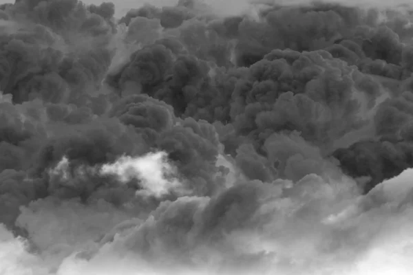 雲の黒い非常に暗い劇的な積乱雲の原子質量の空気 ロイヤリティフリーのストック画像