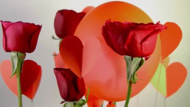 Röda Rosor Pappershjärtan Och Ballong Svänger Mjukt 360 Grader Vit — Stockvideo