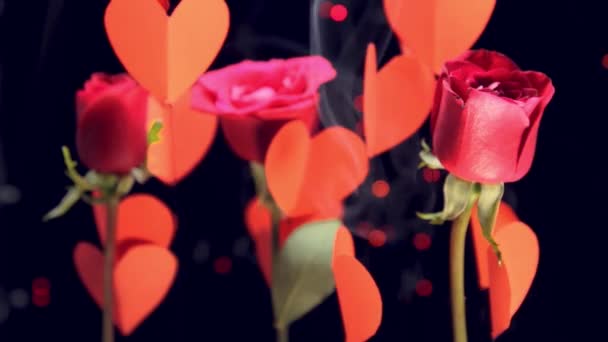 Rose Rosse Cuori Carta Girando Dolcemente 360 Gradi Con Luci — Video Stock