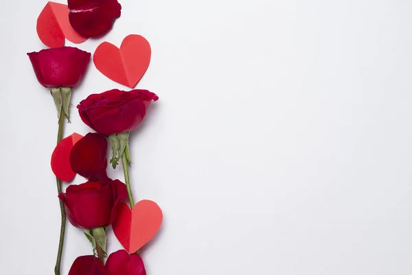 红玫瑰和纸心在爱情或情人节背景下的概念 — 图库照片