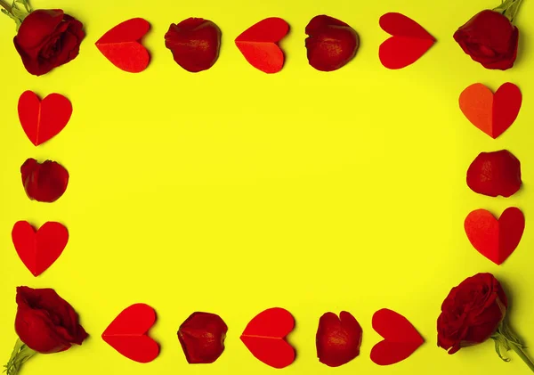 红玫瑰和纸心在黄色背景下的爱情或情人节的概念 — 图库照片