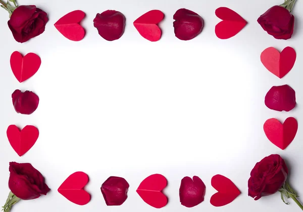 红玫瑰和纸心在白色背景下的爱或情人节的概念 图库图片