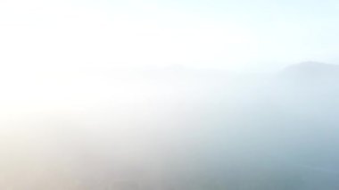 İnsansız hava aracı yavaş yavaş yükseliyor ve yoğun sis ve sis arasında Jarabacoa Dominik Cumhuriyeti 'ni ortaya çıkarıyor. 