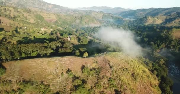 Görüntüleri Yükseliyor Yükseliyor Sıcak Güzel Dağlar Tepeler Nehirler Ekiyor Sisli — Stok video