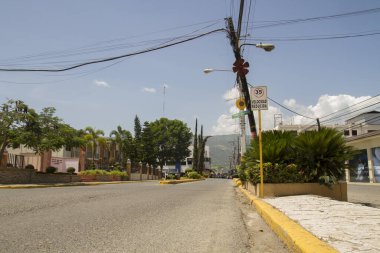 Jarabacoa, La Vega / Dominik Cumhuriyeti - 23 Mayıs 2020: Dominik Cumhuriyeti 'ndeki Jarabacoa sokaklarından birinde insansız hava aracı uçuşu, covid-19 salgını sırasında normal hayata geri döndü