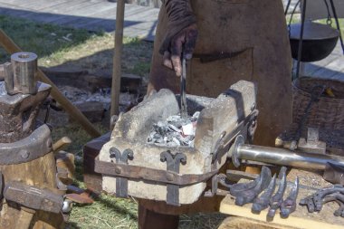 Demirci at nalı yapar, ortaçağ zanaatı ustası, yakın çekim elleri..