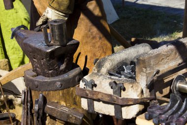 Demirci at nalı yapar, ortaçağ zanaatı ustası, yakın çekim elleri..