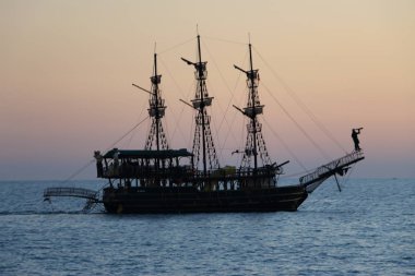 gün batımında denizde yelkenli