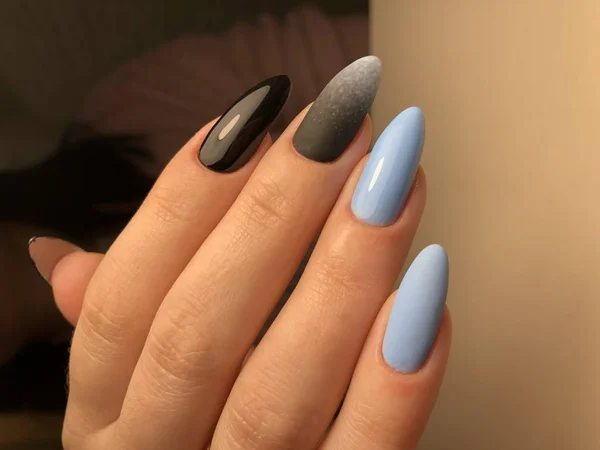 修指甲和打蜡的主意 指甲是虚构的 手上有鲜艳的颜色 指甲上有修指甲 手上有蓝色 女性手指 指甲护理 漂亮的手 — 图库照片