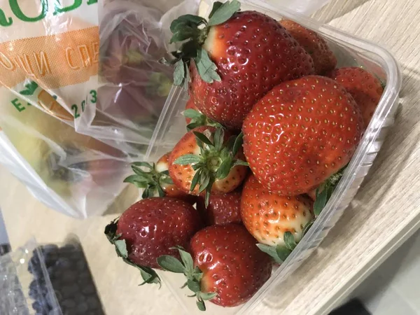 Erdbeeren Einem Behälter Auf Dem Tisch Beere Einer Tasse Orangener — Stockfoto