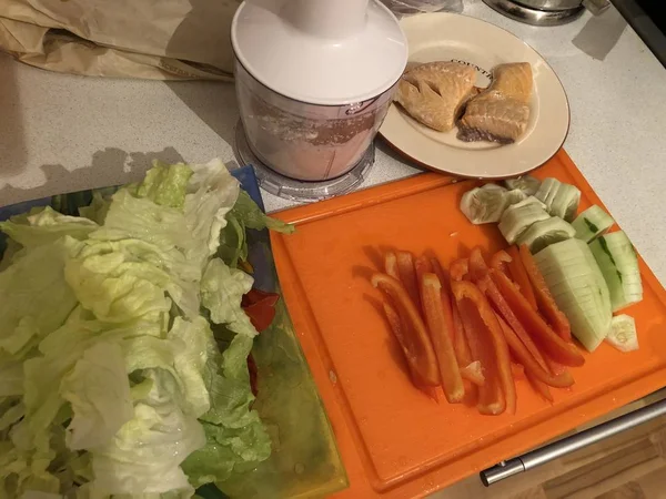 Koka Sallad Med Grönsaker Och Fisk Mat Till Restaurangen Kök — Stockfoto