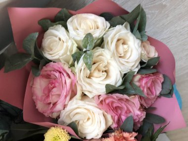 Sevdiklerinden ve sevdiklerinden bir buket çiçek, gözlerinde neşe ve mutluluk, aşkı, neşeyi ve mutluluğu hissetmek, endişelerden dinlenmek, güzel bir ambalaj kağıdı ve. Sıradan bir iş gününde ev yapımı bir çiçek buketi basit bir rüya neşesidir.