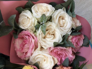 Sevdiklerinden ve sevdiklerinden bir buket çiçek, gözlerinde neşe ve mutluluk, aşkı, neşeyi ve mutluluğu hissetmek, endişelerden dinlenmek, güzel bir ambalaj kağıdı ve. Sıradan bir iş gününde ev yapımı bir çiçek buketi basit bir rüya neşesidir.