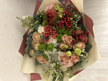 Sevdiklerinden ve sevdiklerinden bir buket çiçek, gözlerinde neşe ve mutluluk, aşkı, neşeyi ve mutluluğu hissetmek, endişelerden dinlenmek, güzel bir ambalaj kağıdı ve. Sıradan bir iş gününde ev yapımı bir çiçek buketi basit bir rüya neşesidir.