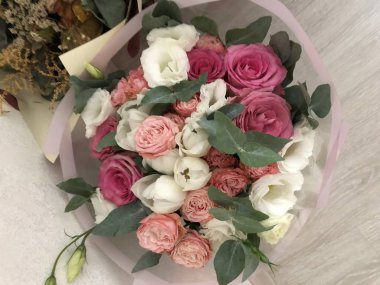 Sevdiklerinden ve sevdiklerinden bir buket çiçek, gözlerinde neşe ve mutluluk, aşkı, neşeyi ve mutluluğu hissetmek, endişelerden dinlenmek, güzel bir ambalaj kağıdı ve. Sıradan bir iş gününde ev yapımı bir çiçek buketi basit bir rüya neşesidir.