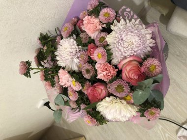 Sevdiklerinden ve sevdiklerinden bir buket çiçek, gözlerinde neşe ve mutluluk, aşkı, neşeyi ve mutluluğu hissetmek, endişelerden dinlenmek, güzel bir ambalaj kağıdı ve. Sıradan bir iş gününde ev yapımı bir çiçek buketi basit bir rüya neşesidir.