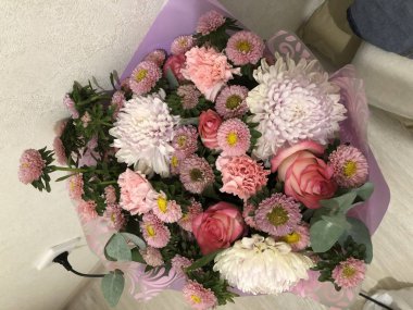 Sevdiklerinden ve sevdiklerinden bir buket çiçek, gözlerinde neşe ve mutluluk, aşkı, neşeyi ve mutluluğu hissetmek, endişelerden dinlenmek, güzel bir ambalaj kağıdı ve. Sıradan bir iş gününde ev yapımı bir çiçek buketi basit bir rüya neşesidir.