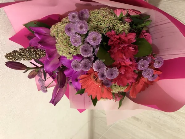 Букет Квітів Від Близьких Коханої Людини Радість Щастя Очах Любов — стокове фото
