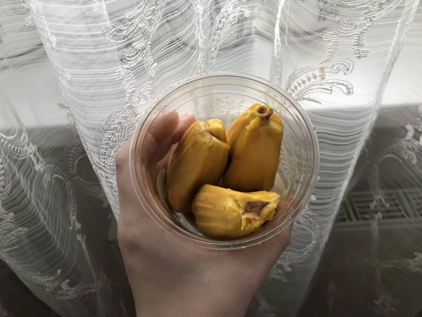 Jackfruit Fruit Een Doos Fruit Een Glas Snijden Een Ondergrond — Stockfoto