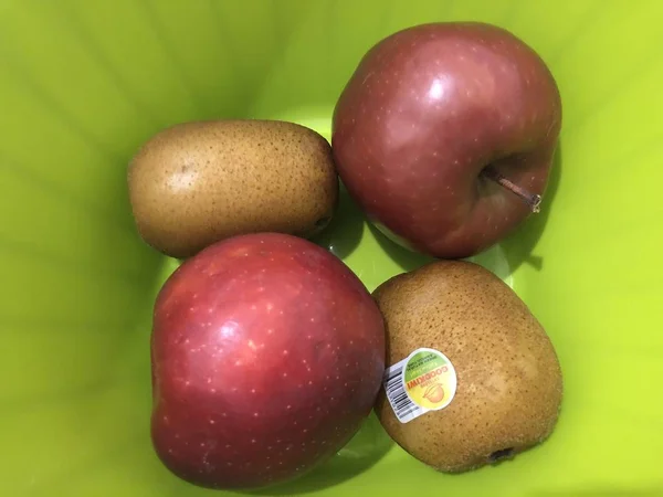 Martwa Natura Warzywami Owocami Owoce Talerzu Cień Jabłku Cień Kiwi — Zdjęcie stockowe