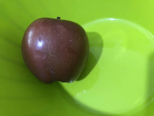 Ainda Vida Com Verduras Frutos Fruta Prato Sombra Uma Maçã — Fotografia de Stock