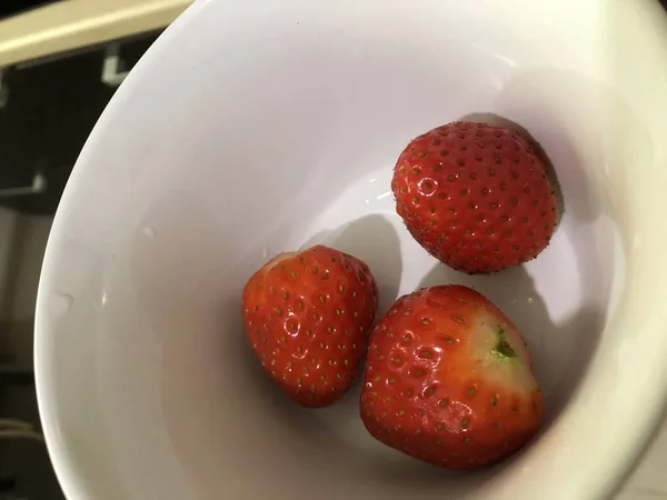 Erdbeeren Einem Behälter Auf Dem Tisch Beere Einer Tasse Orangener — Stockfoto