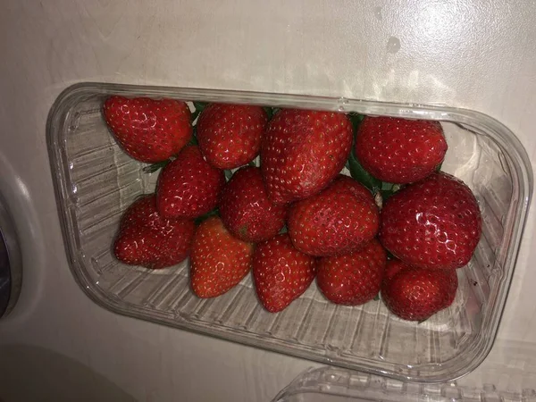 Aardbeien Een Container Tafel Berry Een Kopje Oranje Bord Diep — Stockfoto