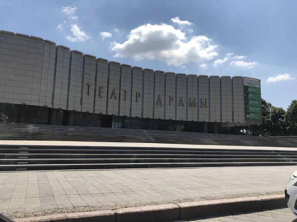 Edifício Cinzento Alto Escritório Cidade Teatro Praça Estacionamento Nas Proximidades — Fotografia de Stock