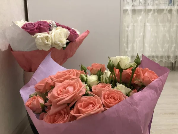 Μπουκέτο Τριαντάφυλλα Ροζ Και Λευκά Λουλούδια Ανοιξιάτικο Μπουκέτο Δώρο Στην — Φωτογραφία Αρχείου