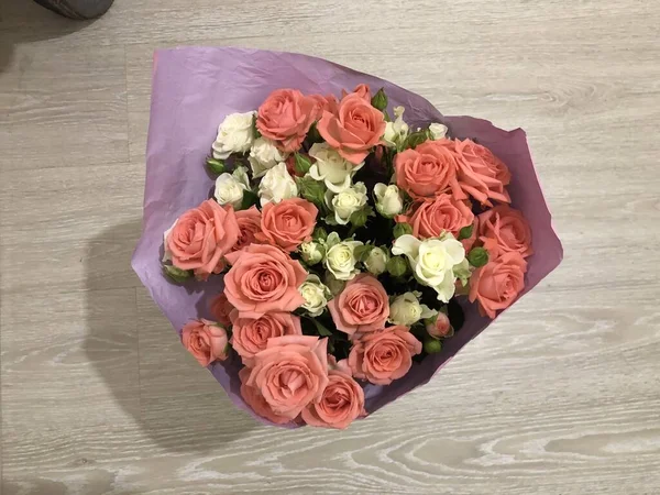 Букет Троянд Рожеві Білі Квіти Весняний Букет Подарунок Своїй Дівчині — стокове фото