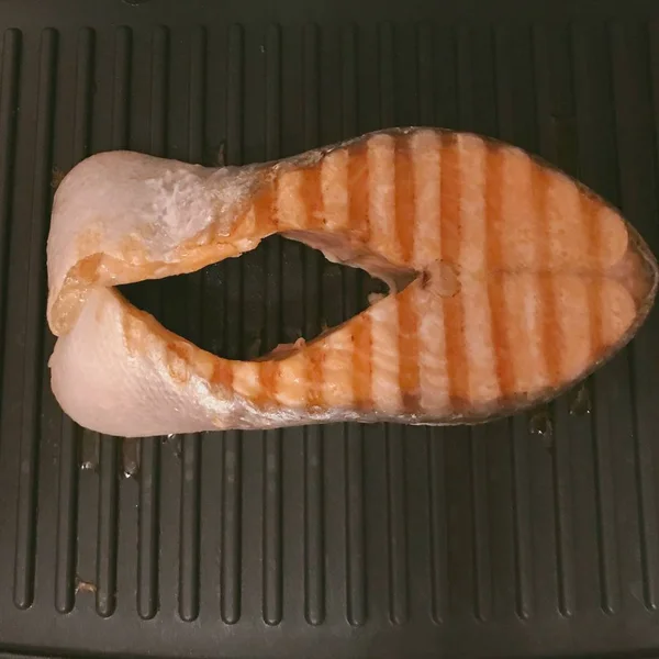 Salmón Parrilla Pescado Rayado Una Estufa Con Comida Comida Baja — Foto de Stock