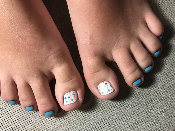 美容室で青い色の爪をペディキュア 爪ができました 足に明るい色 マニキュア付きの爪 足に青い色 女性の指や爪のケア美しい足 — ストック写真