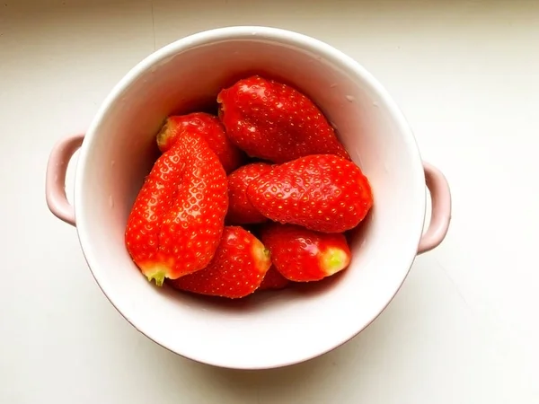 Morangos Uma Xícara Berry Prato Pequeno Almoço Manhã Manuseia Tureen — Fotografia de Stock