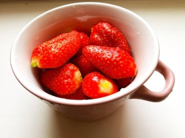 Bir fincanda çilek. Tabakta böğürtlen. Sabah kahvaltısı var. Yemek kabinindeki tutamaklar. Masadaki mis kokulu çilekler. Bardakta dut. Lezzetli alışverişler, marketten gelen çantalar. Normal bir günde tatlılık. Gündüzleri doğru atıştırmalık..
